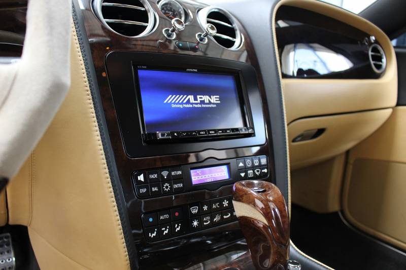 pose d'un autoradio Alpine dans une Bentley Continental GT chez Lyon Access Auto