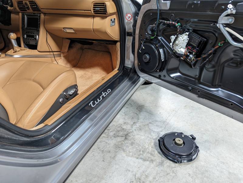 Remplacement des hauts parleurs Bose d'origine sur cette Porsche 911. -  Installation de dashcam et radars de recul proche de Lyon - LYON ACCESS  AUTO ®